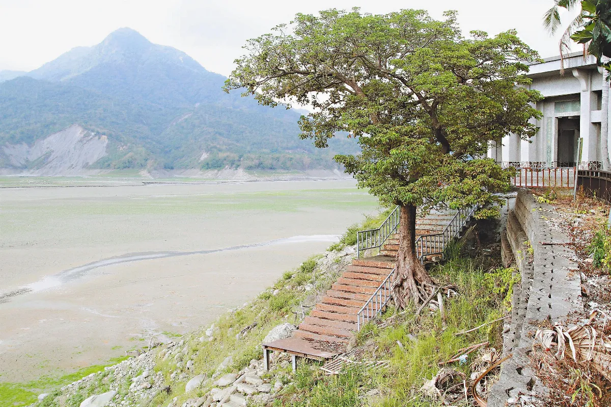 水庫女孩  搭船上學