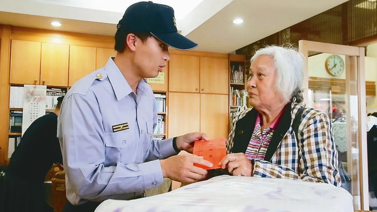 病房外的老母親 視警猶親