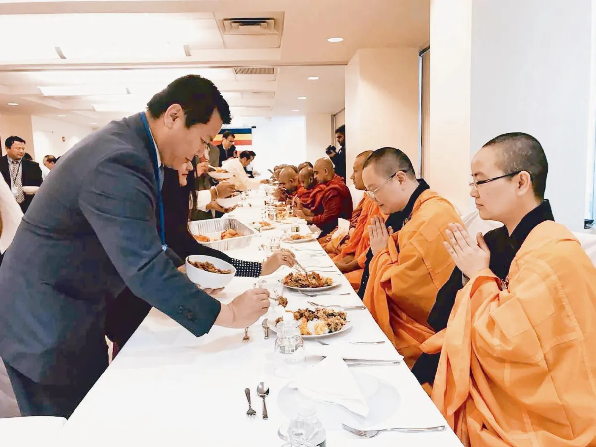 斯里蘭卡駐UN大使團供僧 紐約道場出席 唯一北傳代表
