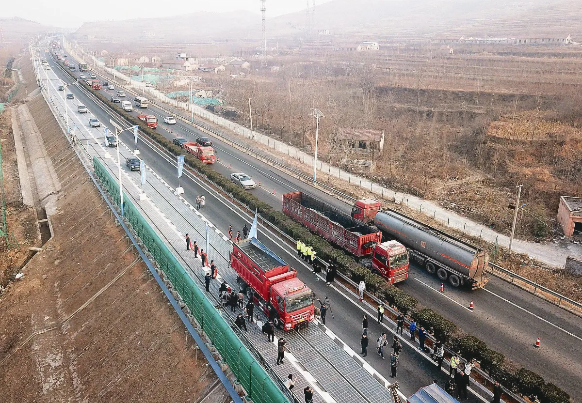 讓自駕車邊開邊充電…陸智慧公路 將植入大腦
