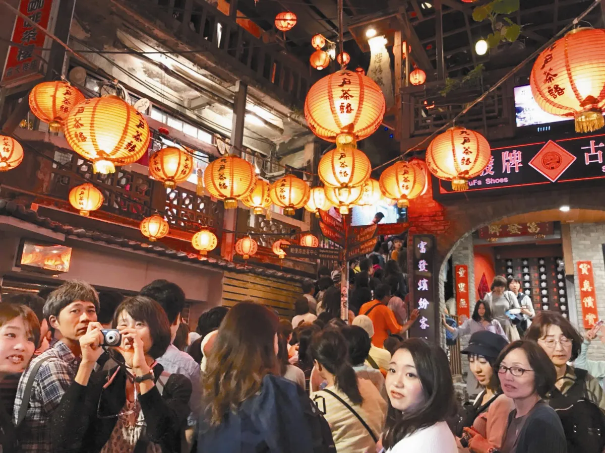 就是愛九份 日客擠爆山城