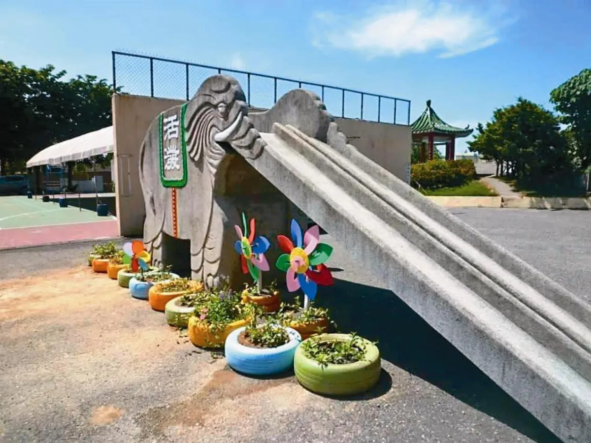 老象溜滑梯 升格校園裝置藝術