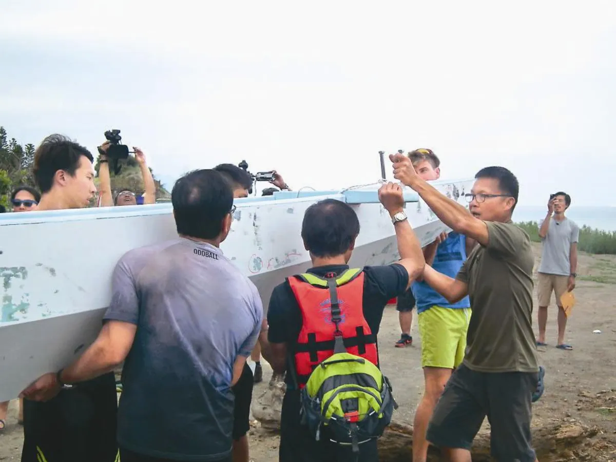 關注海漂垃圾 港人造舟划向蘭嶼