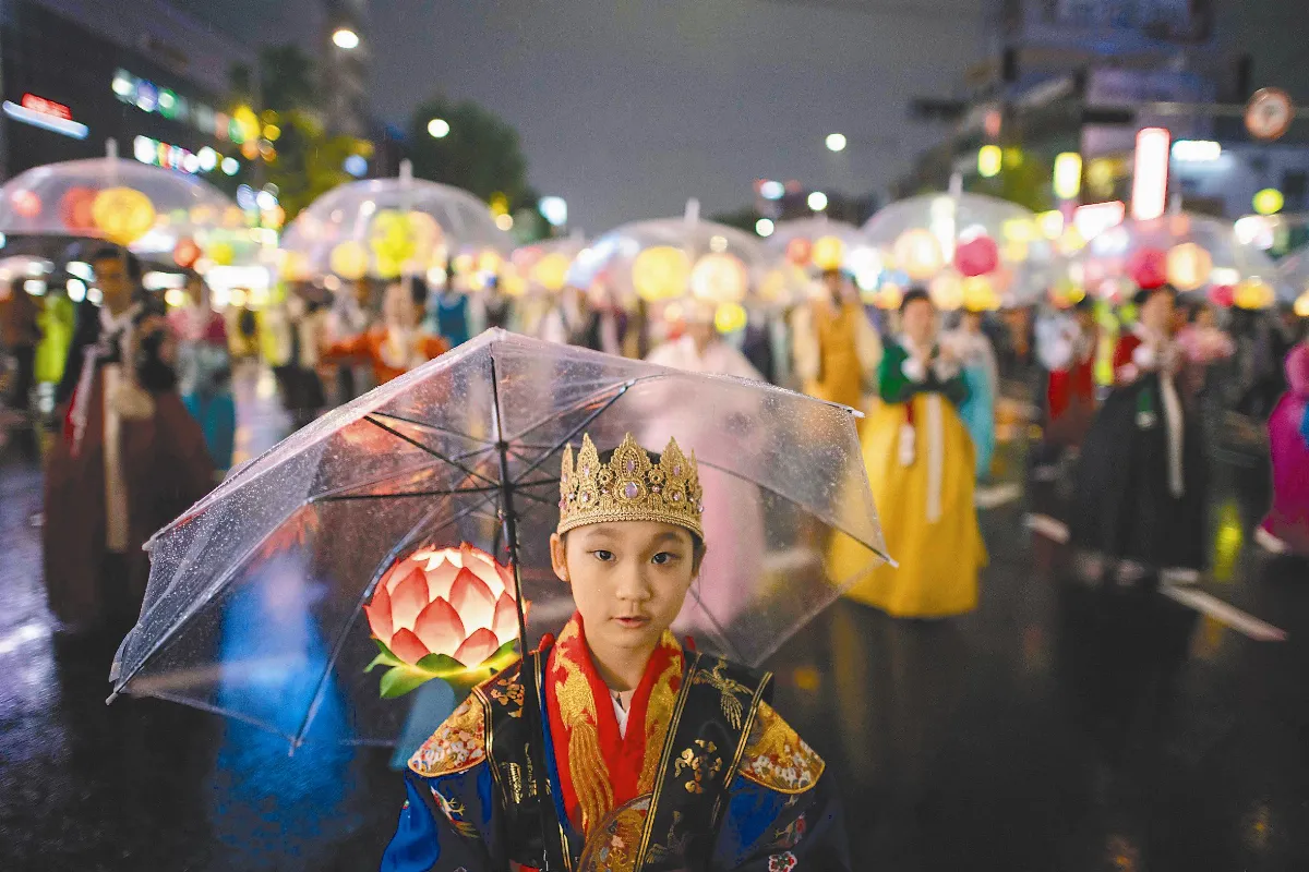燃燈會降甘霖 10餘萬人慶佛誕
