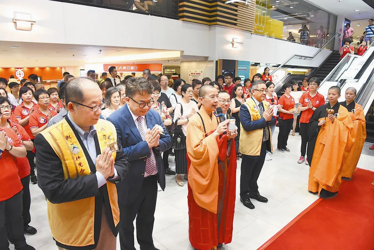 香江民眾 商場與佛接心