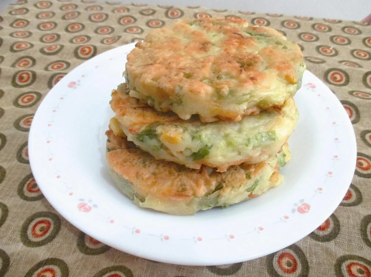 媽媽的味道  芹菜葉十錦蔬鬆餅