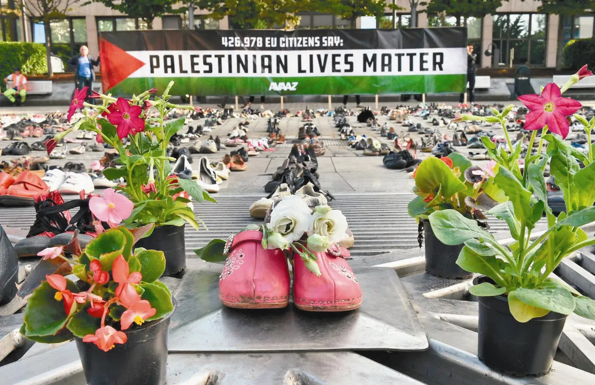 歐盟外長會議召開前夕，國際公民運動團體「聲音」（Avaaz）在布魯塞爾街頭展示四千五百雙鞋