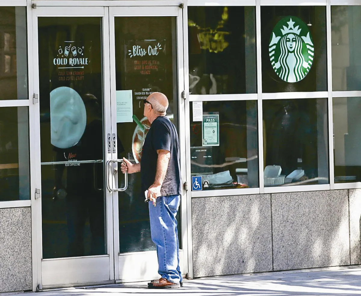 種族歧視惹議 星巴克關門上課