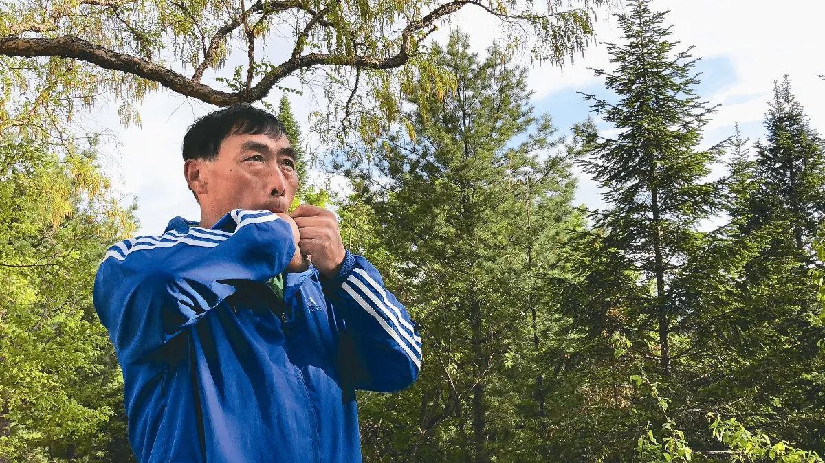 鳥叔一聲哨 身邊圍繞撒嬌鳥