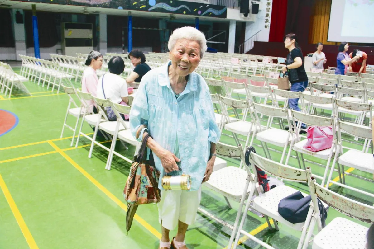 92歲阿嬤 高中畢業了