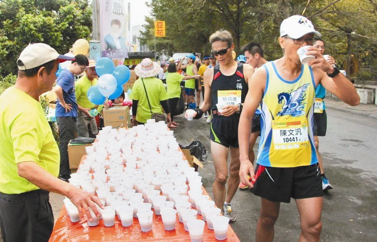 自帶水杯、不領跑衣 台北馬拉松 示範減塑路跑