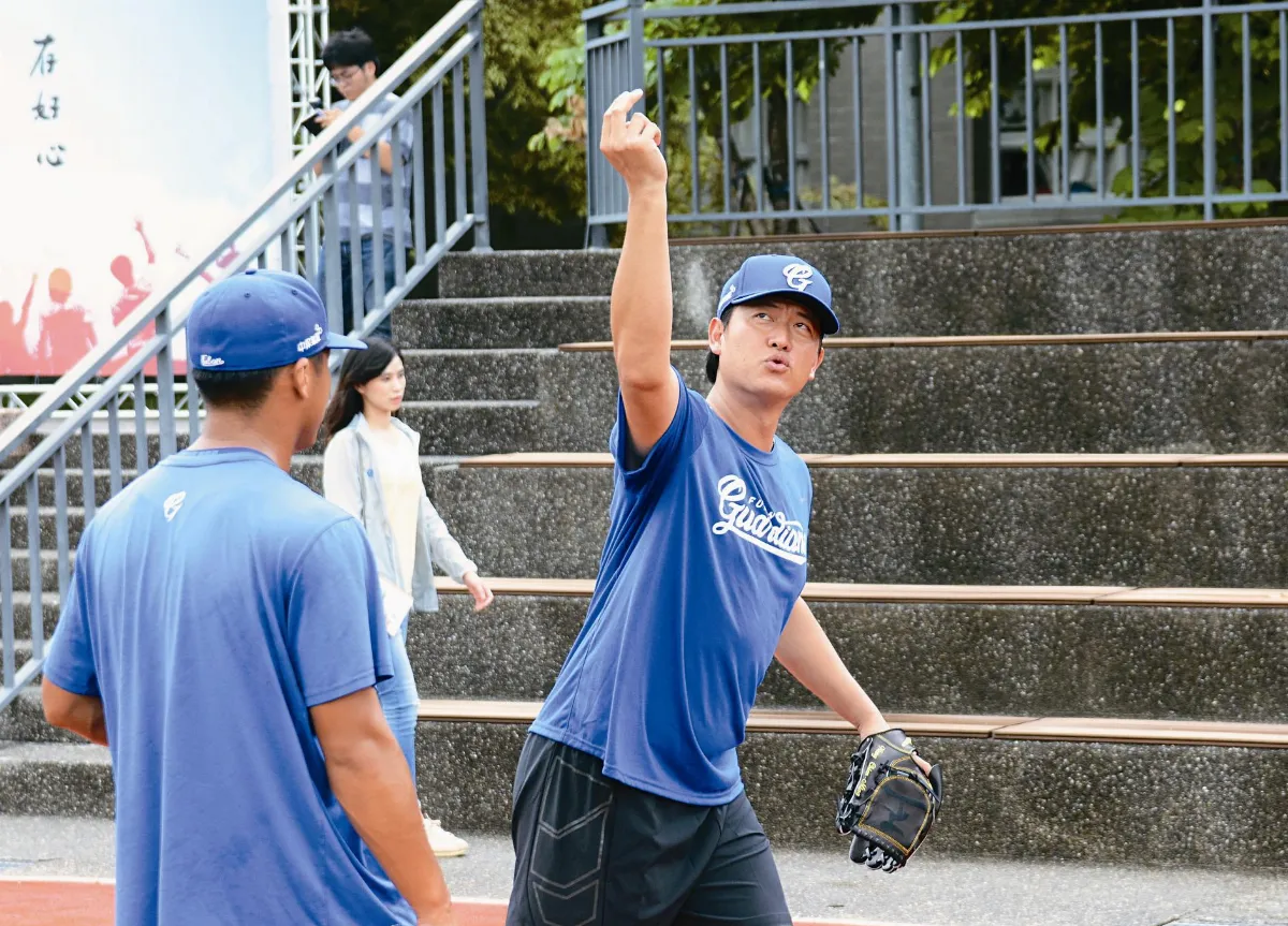 球員驚佩賢拜很厲害 建仔教練 在普中上工