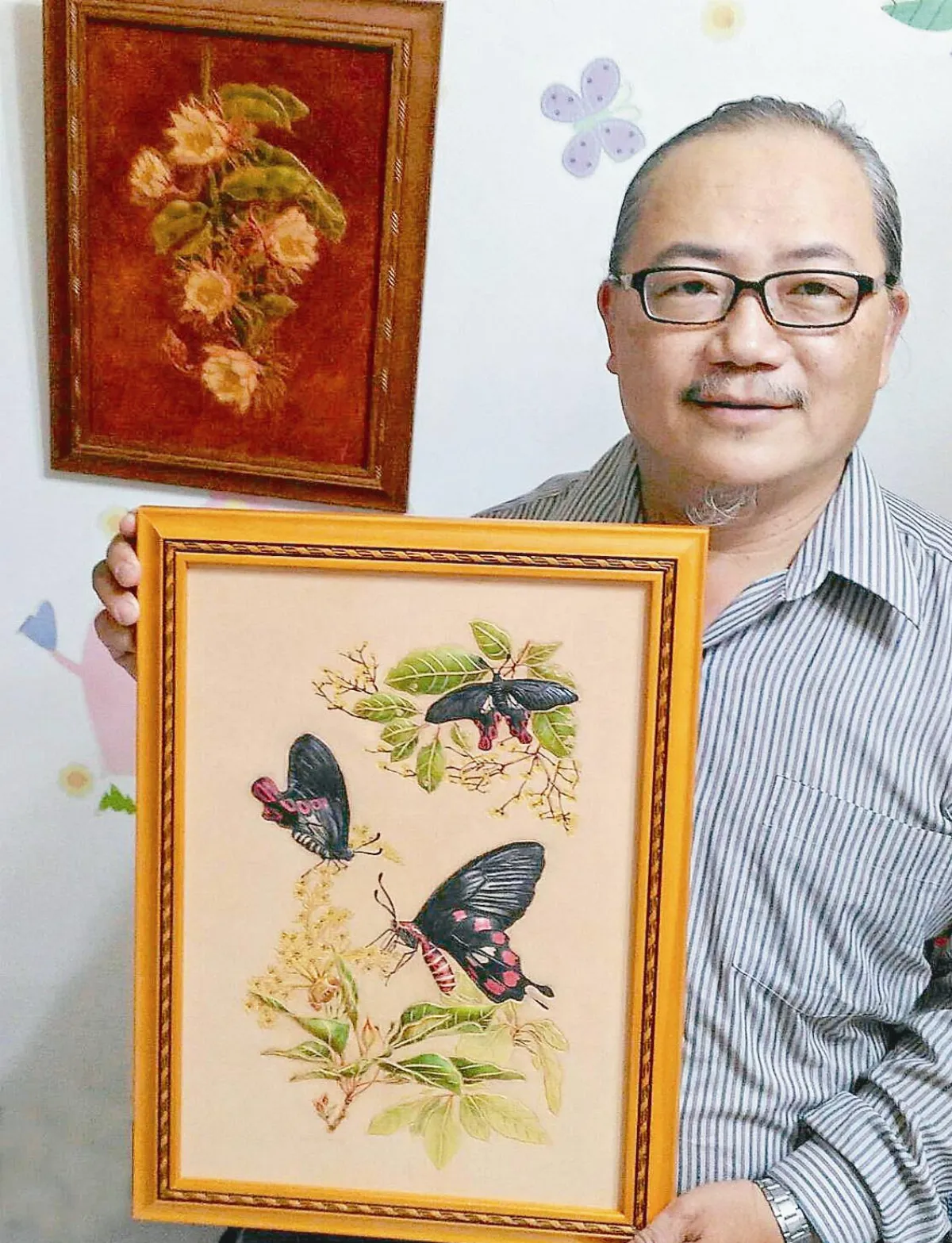 年近半百念大學 雕出蝴蝶夢