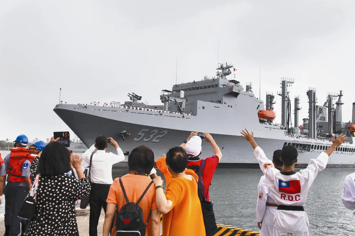 航行105天、數萬海里 海軍敦睦艦隊 返抵國門