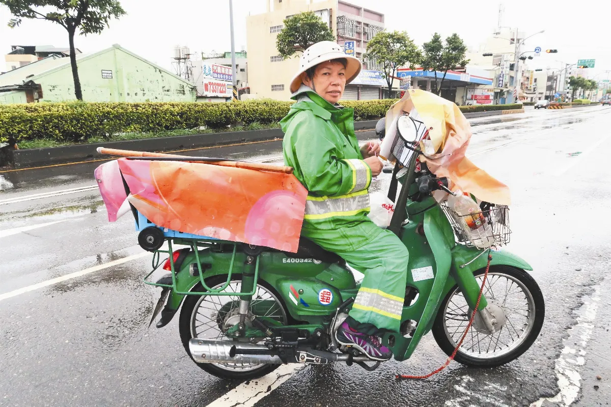 郵差雨天送信 自備棍子防觸電