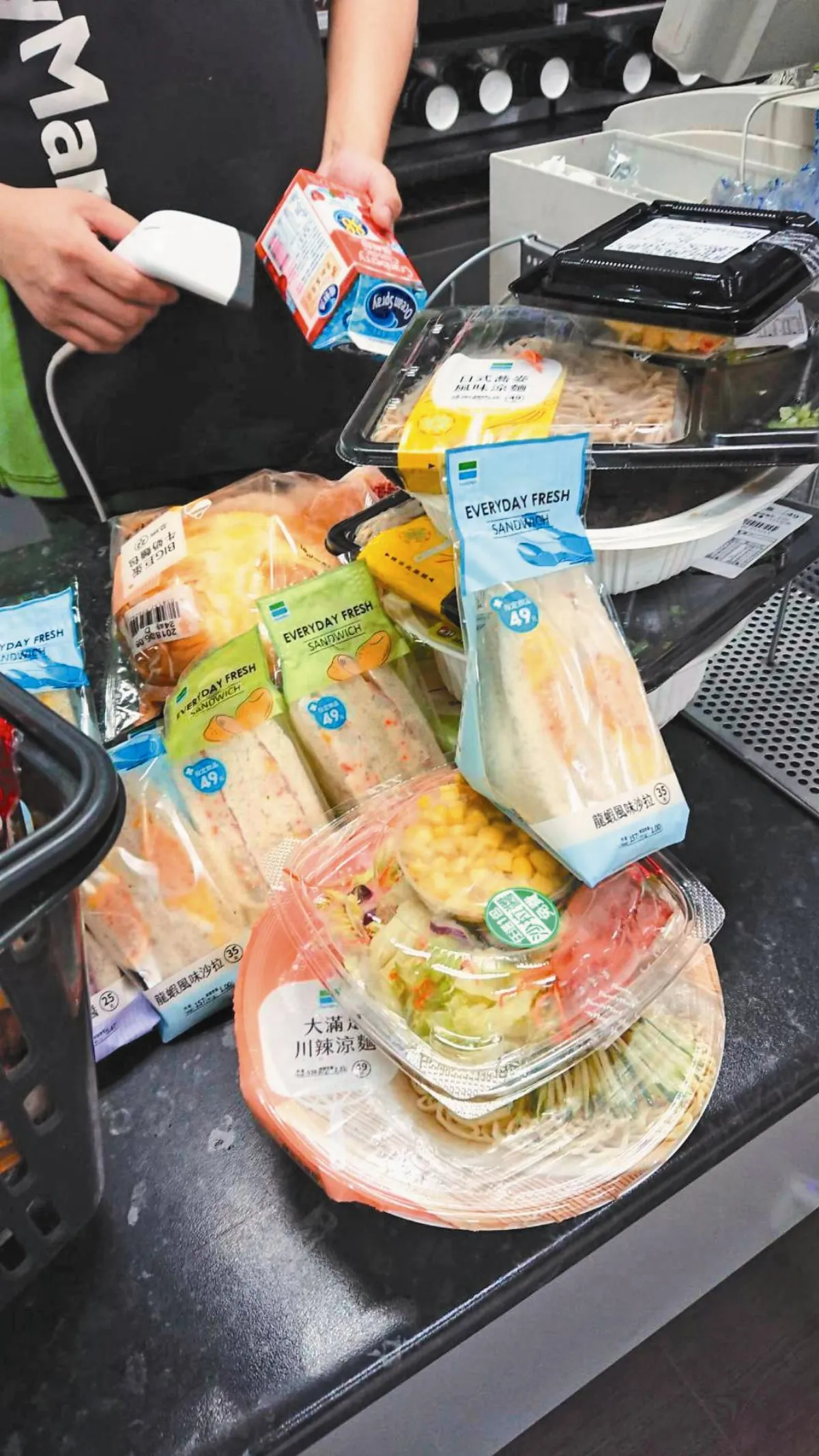 天天丟食物 超商加盟店冒火