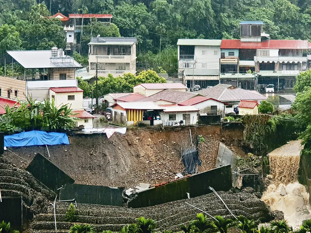 雨炸南投 後院落溪床
