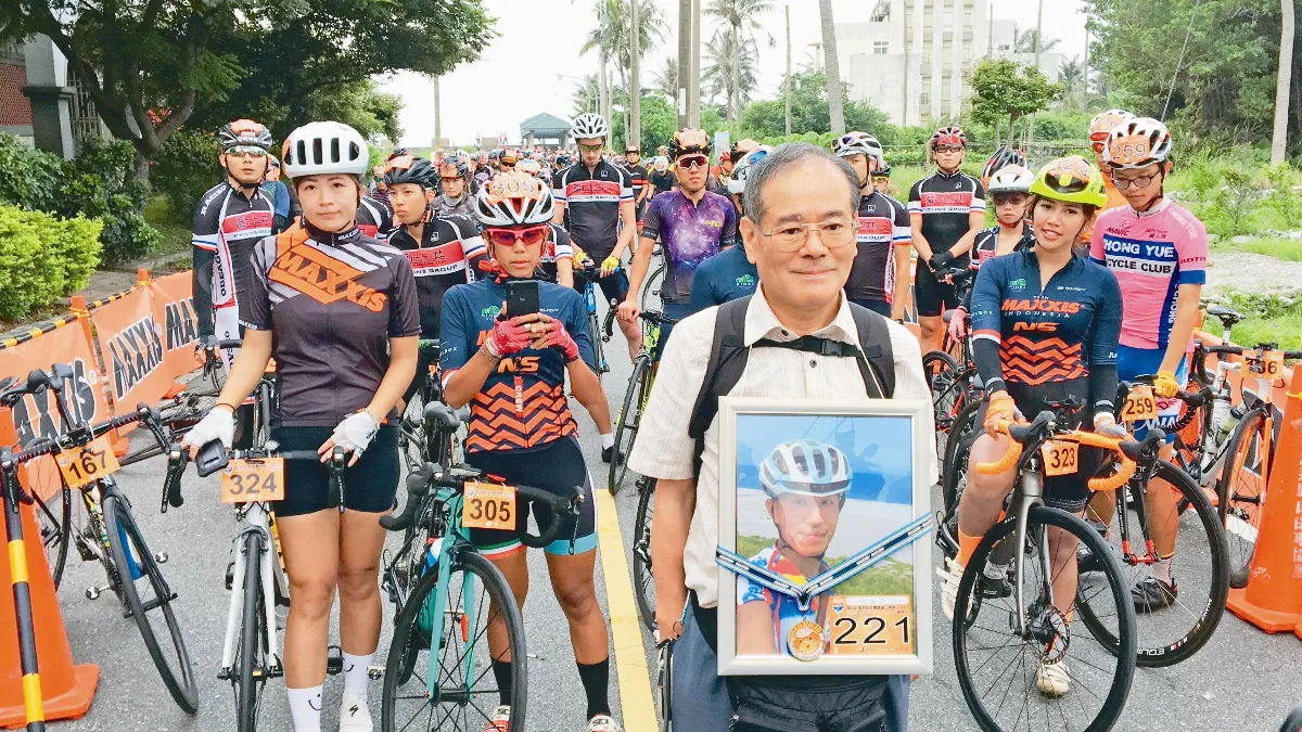 日單車騎士賽前身亡  為兒完賽 父捧遺照登武嶺