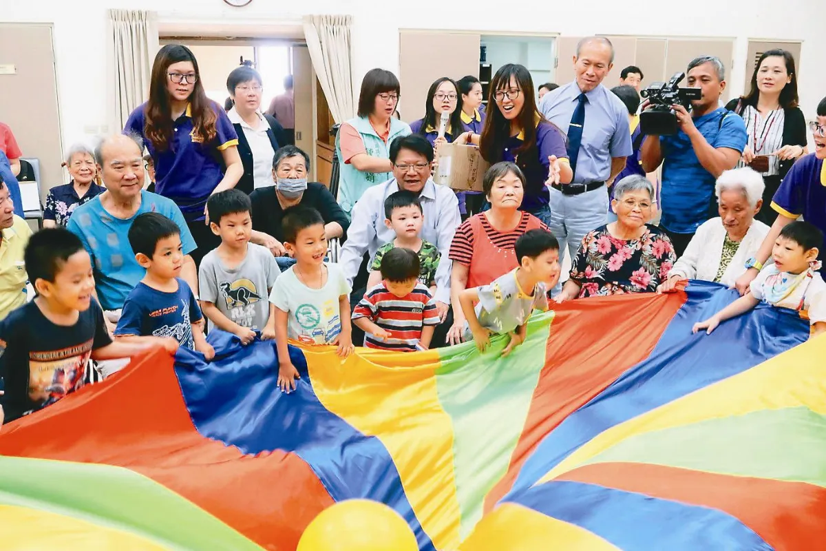 屏東聚樂部開張 老小玩在一塊