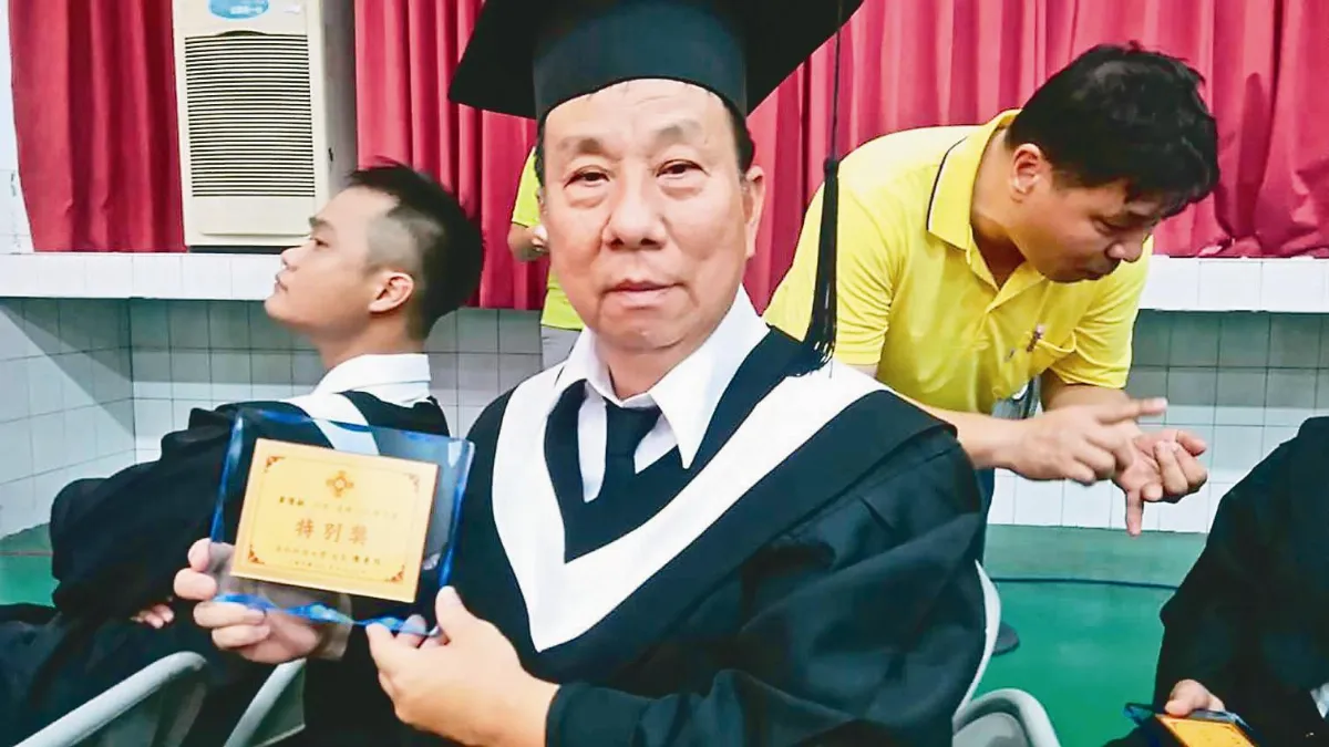 67歲圓大學夢 孫女成學妹