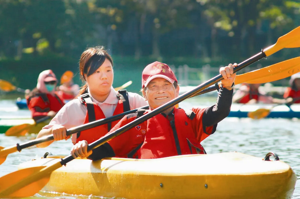 獨木舟遊湖 長輩興奮初體驗