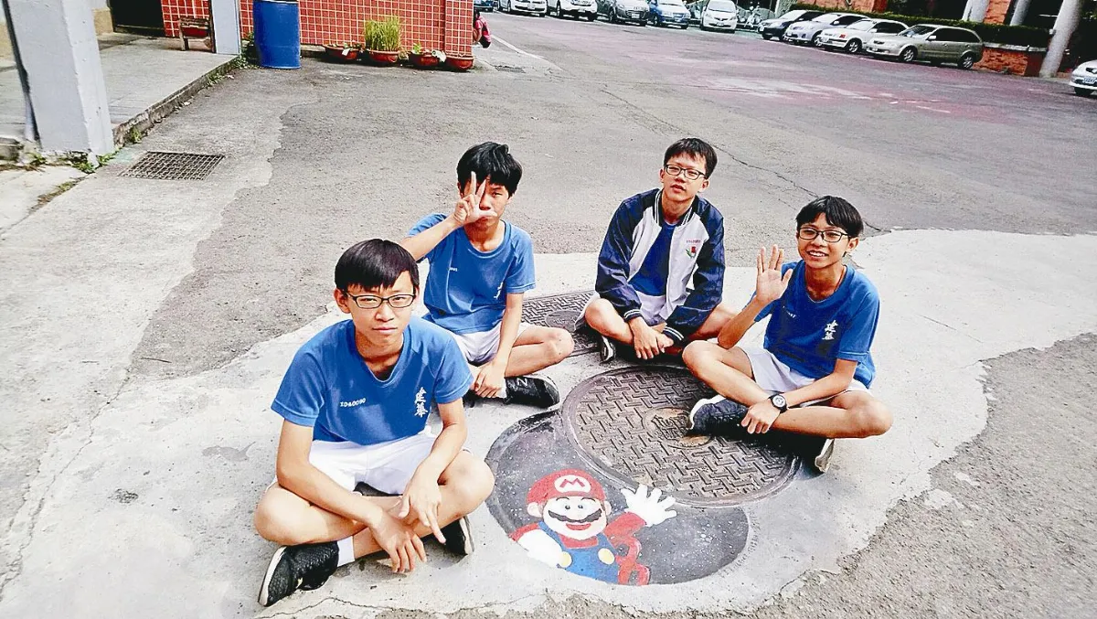 學子秀創意 人孔蓋蹦出瑪利歐
