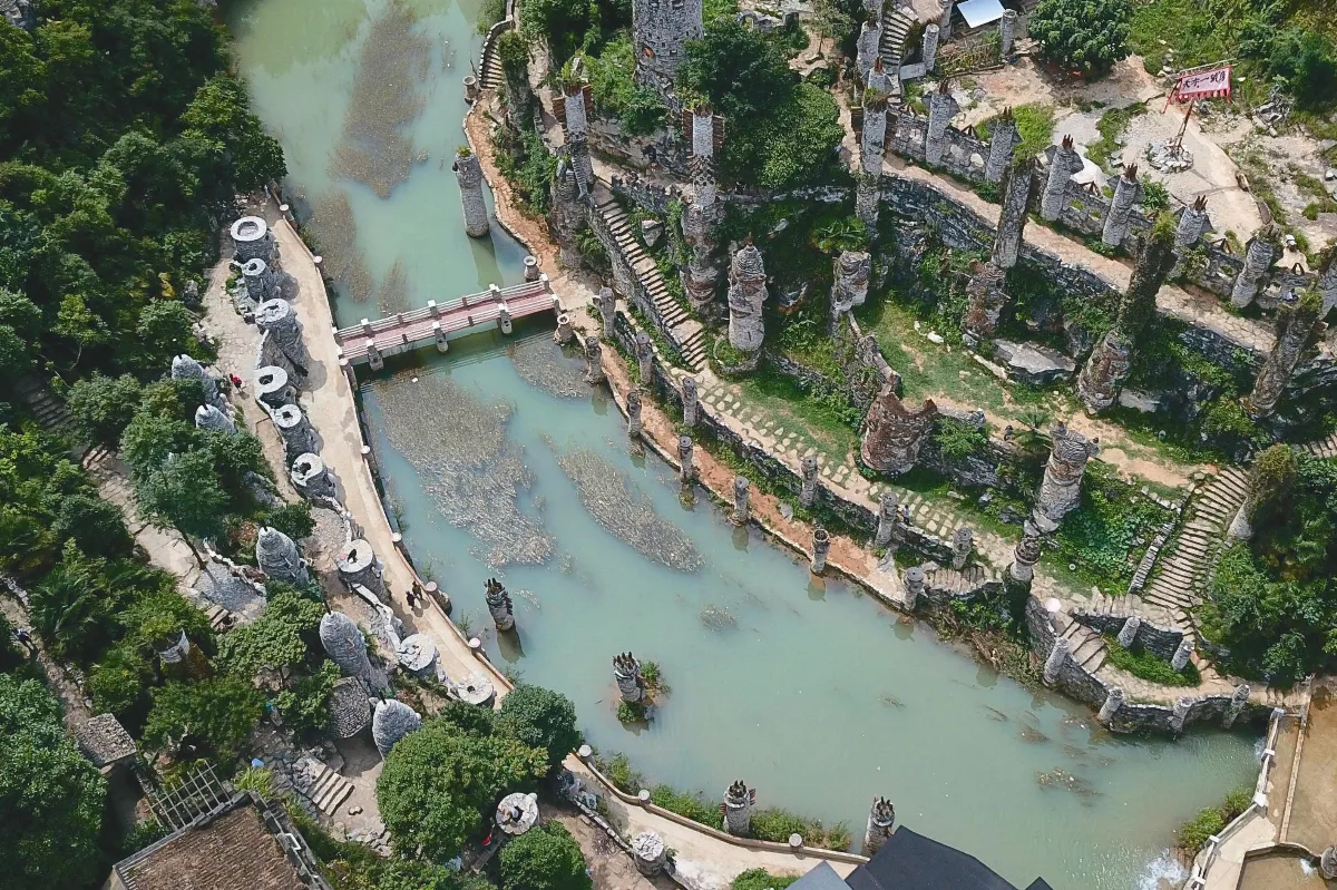 貴州老人花20年 蓋奇幻石堡