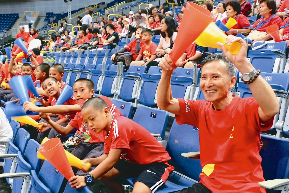 看台上 鼓山少棒 觀賽增見聞
