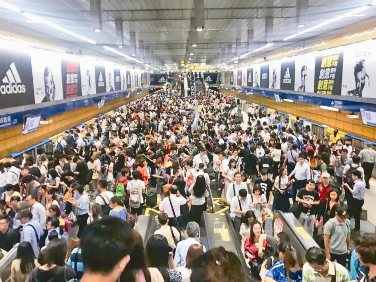 瑪莉亞過境 北捷人潮像跨年