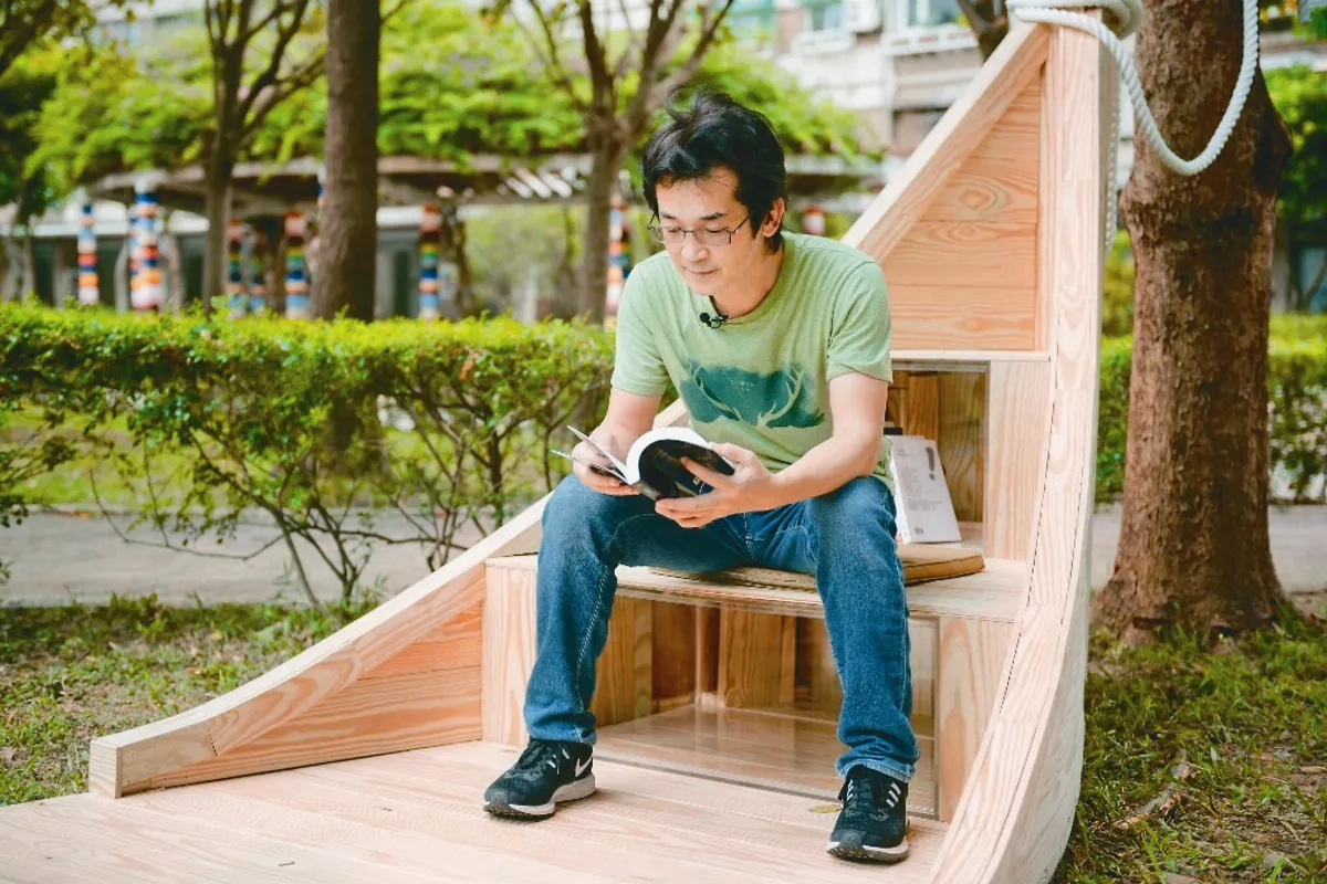公園飄書香 坐書席享受綠意