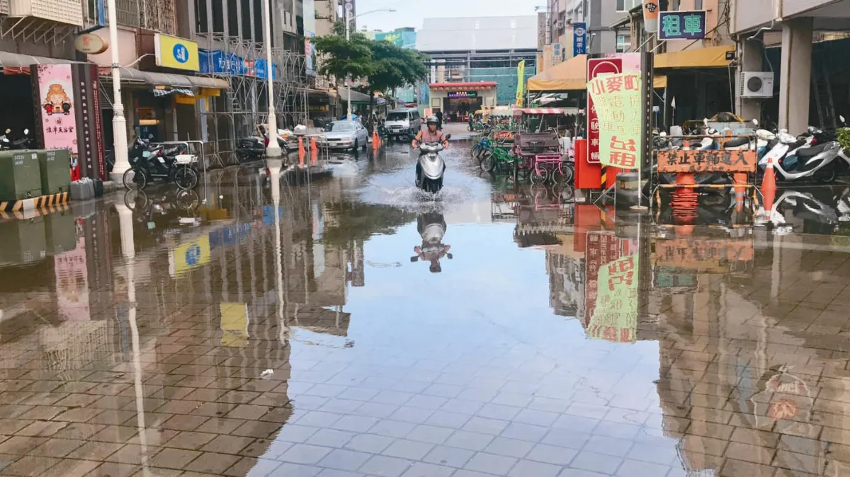 大潮海水倒灌 旗津變威尼斯