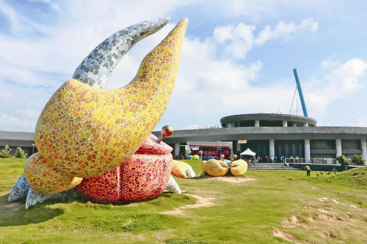 招潮蟹歡迎你高美濕地遊客中心 試營運