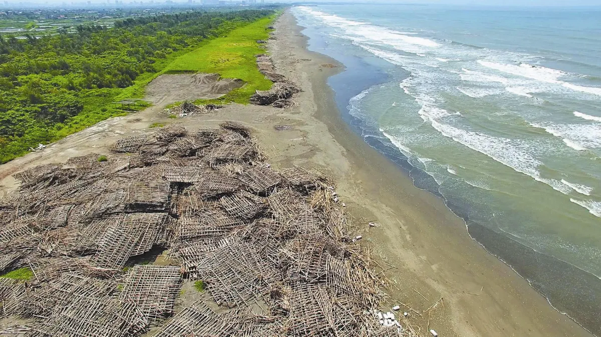 蚵棚保麗龍 攻占台南海岸
