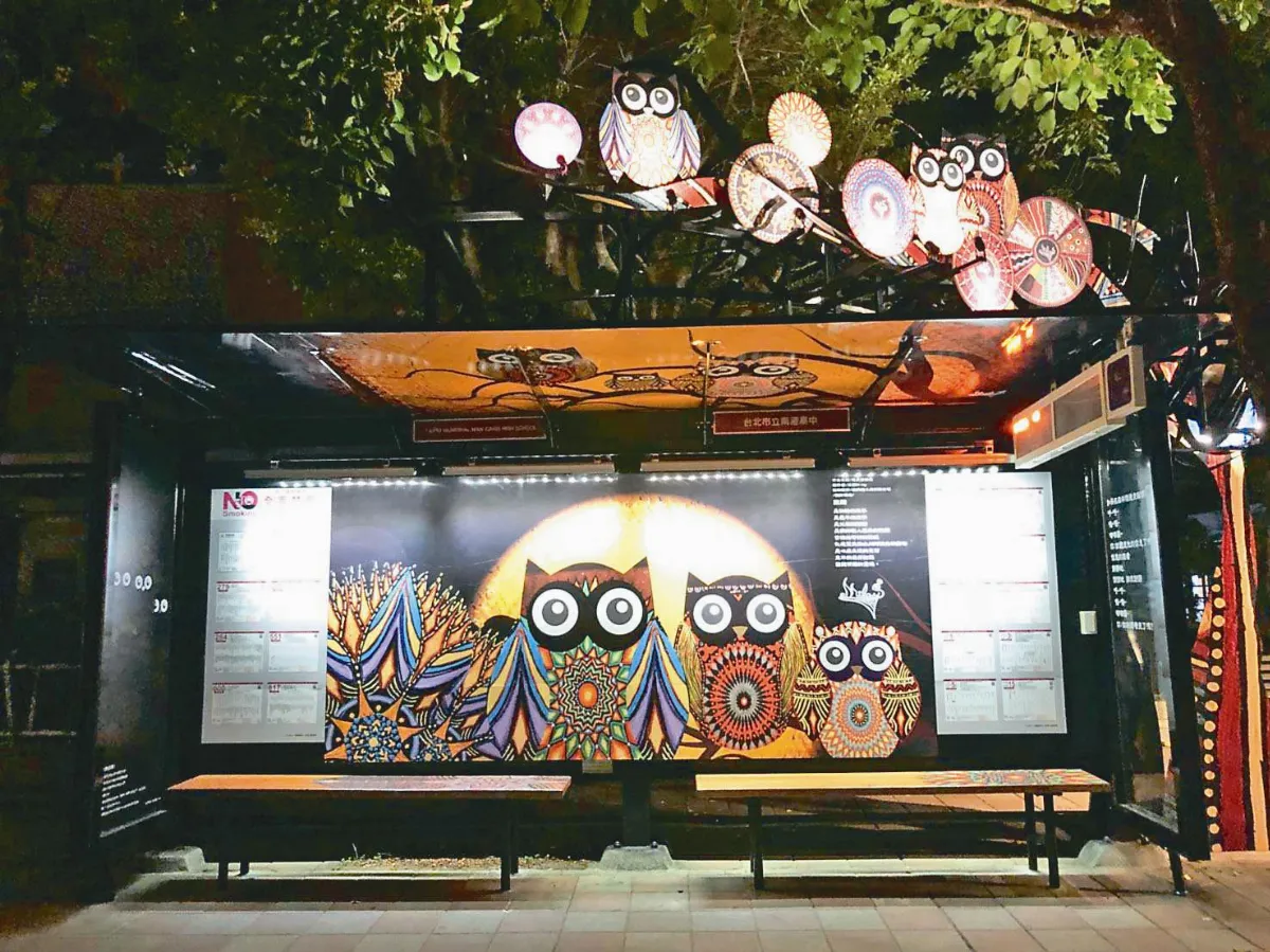 立體貓頭鷹 陪你等公車