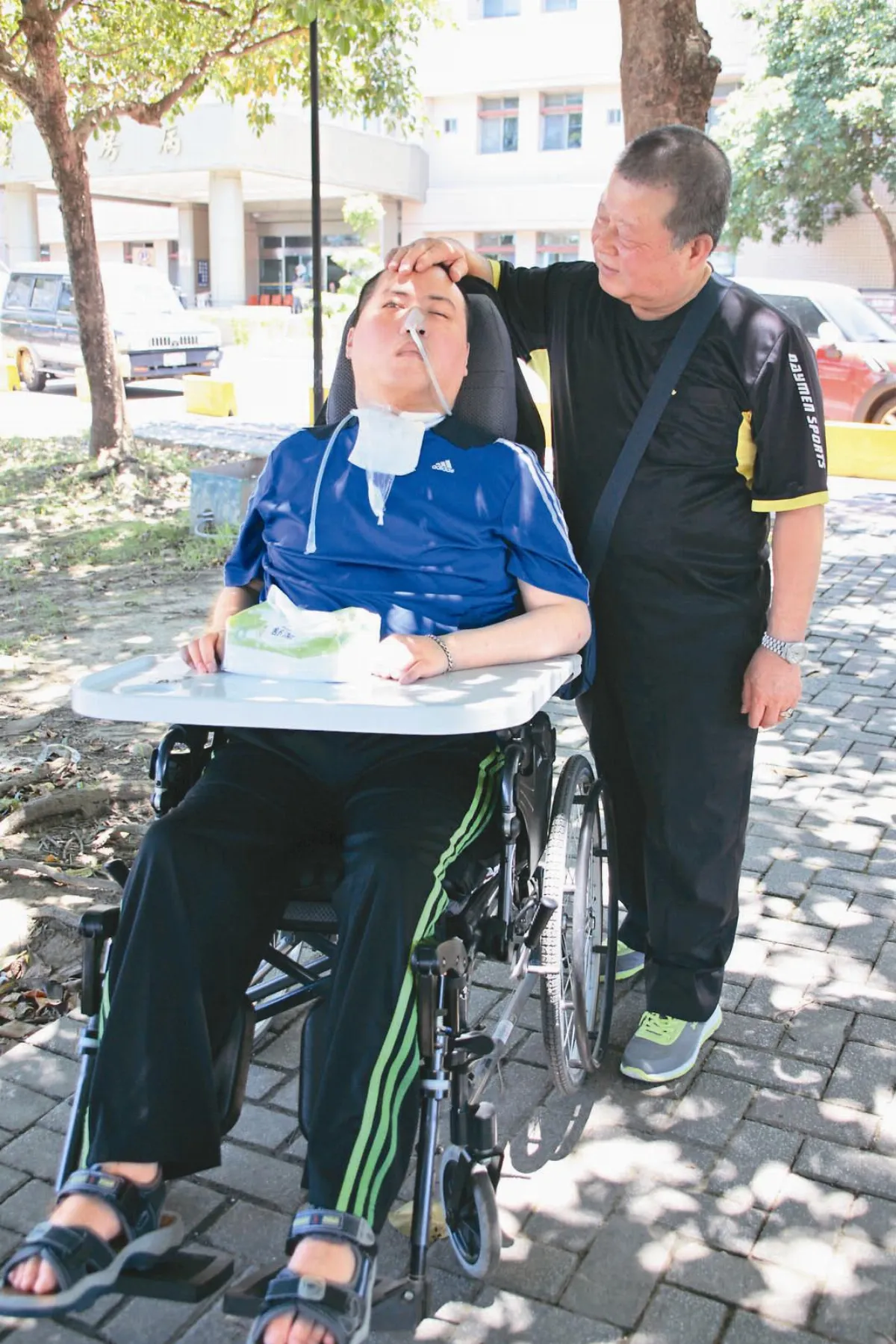 等一個奇蹟照護17載 慈父盼癱兒醒來