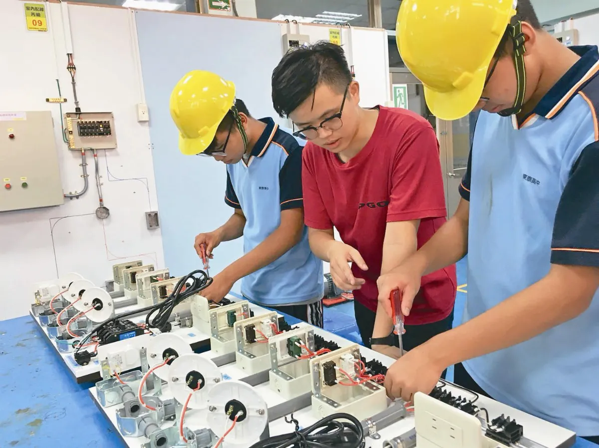 偏鄉校難覓水電工 培訓工友維修