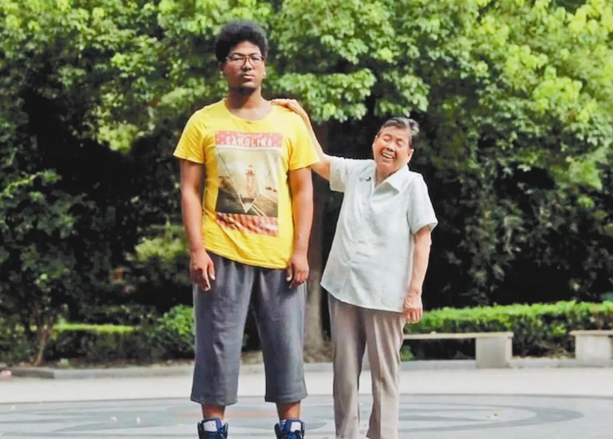 撿棄嬰洗7天還是黑原來是混血寶寶