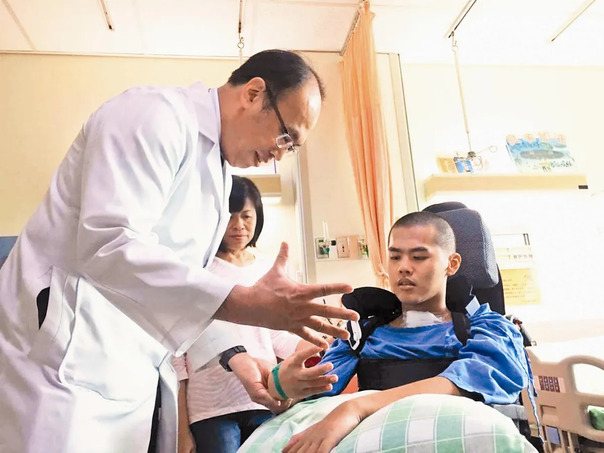 墜地傘兵秦良丰 能吃飯、說話了