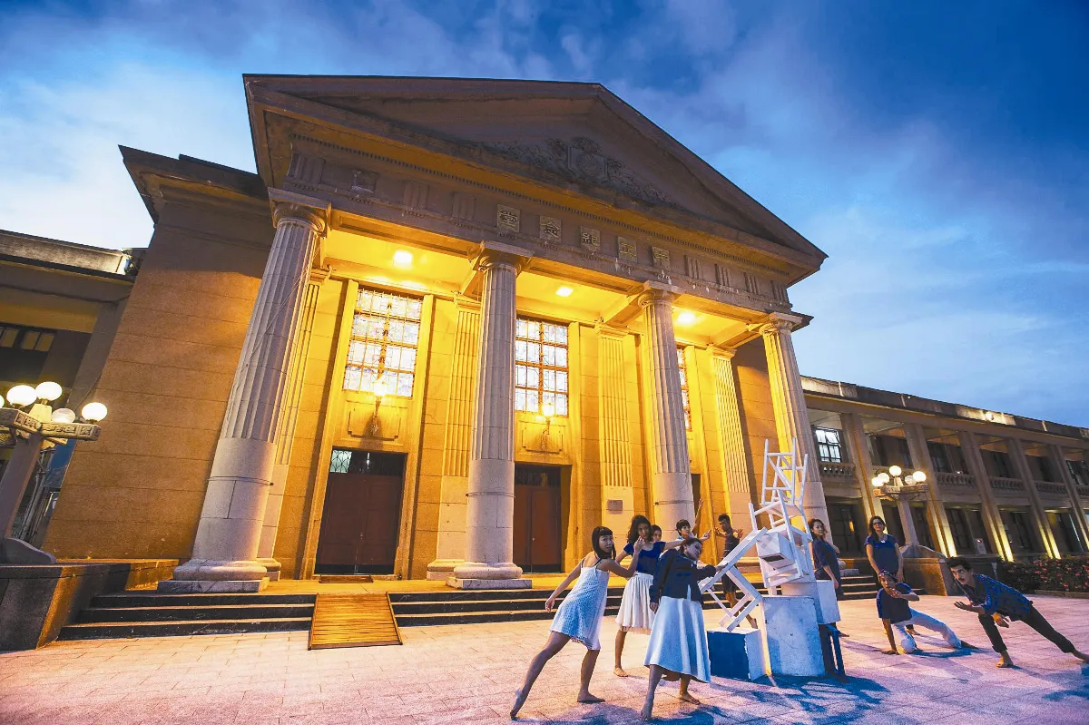 白天歐式、晚上華麗 板橋435藝文特區 日夜各有風情