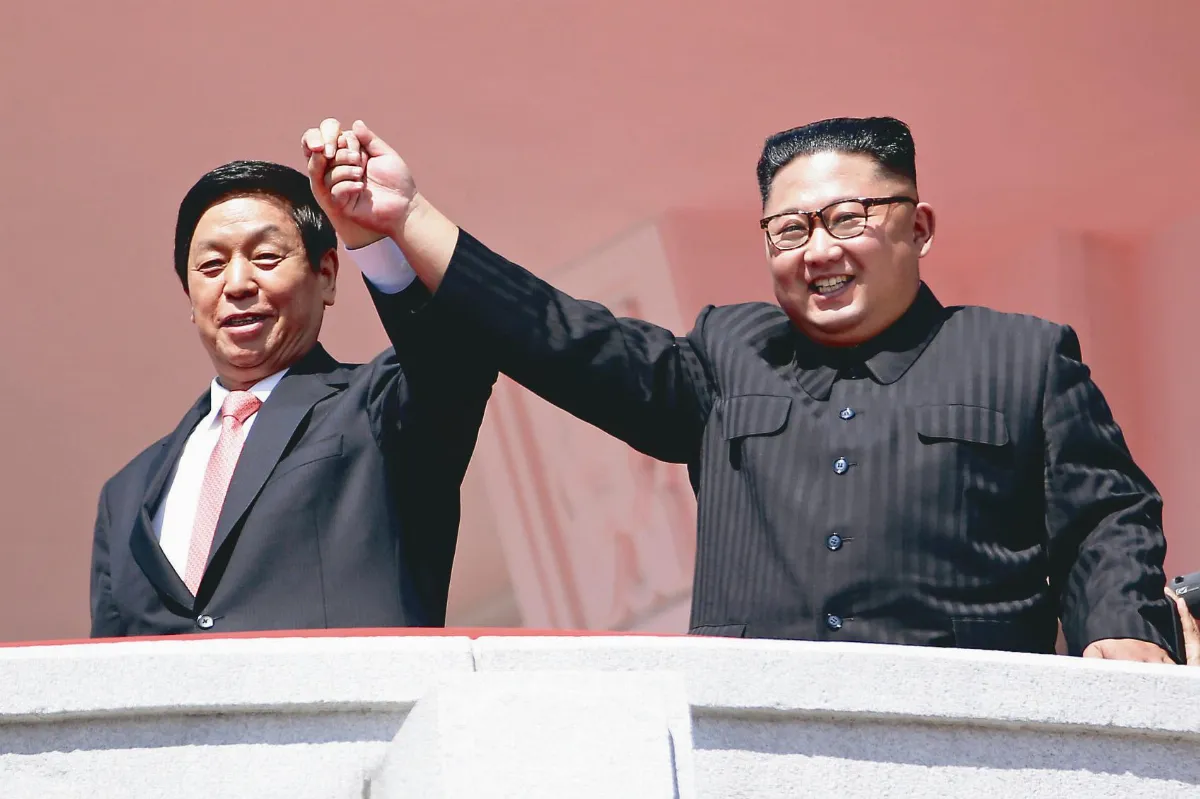 國慶閱兵舉起栗戰書的手  金正恩不秀飛彈 秀與陸友誼