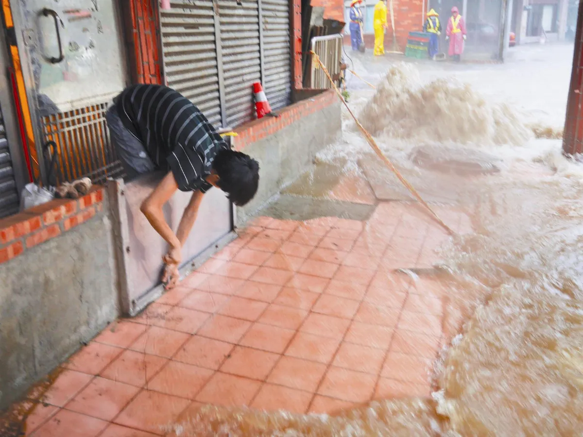 獨居婦家淹水 熱血店員伸援