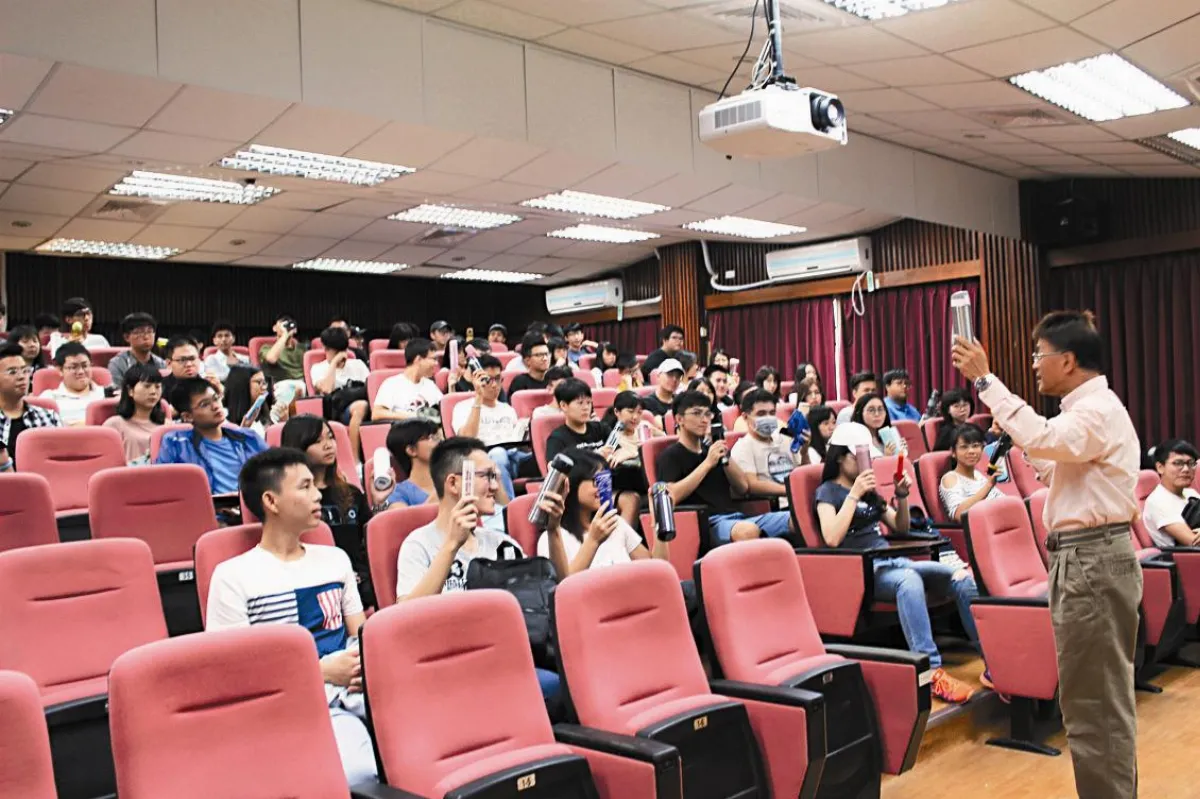 大學有趣點名 人到筷子也要到