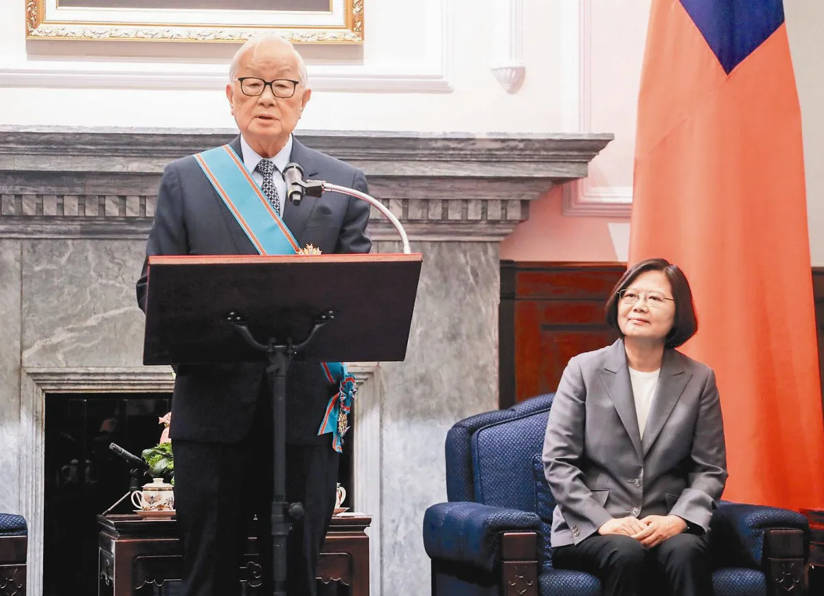 張忠謀獲一等卿雲勳章