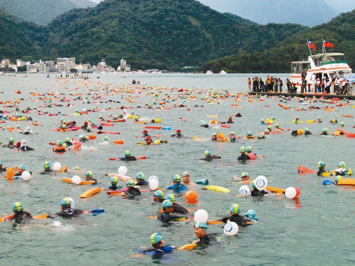 強風吹散浮台 萬人泳渡日月潭 延後下水