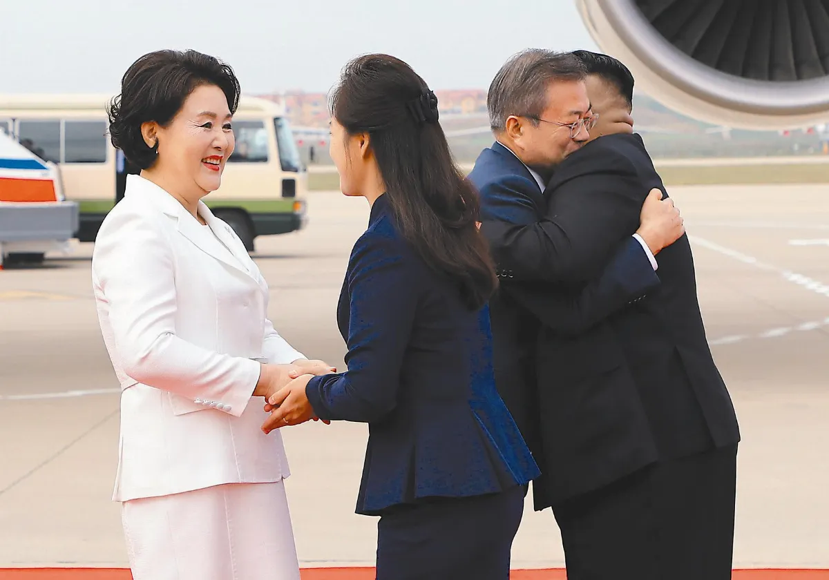 文在寅首訪平壤 金正恩貼臉親迎