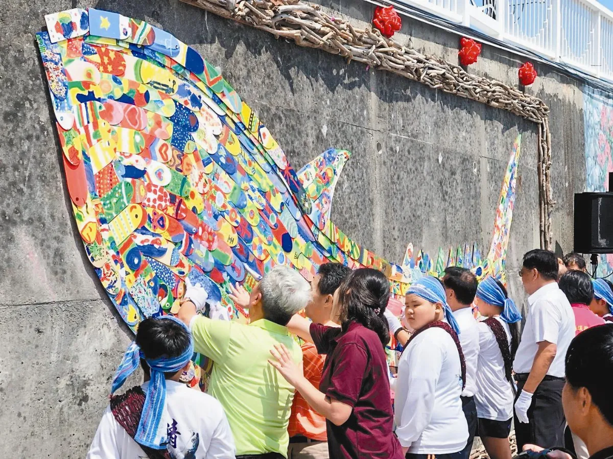 800彩繪木片 拼貼鯖魚牆