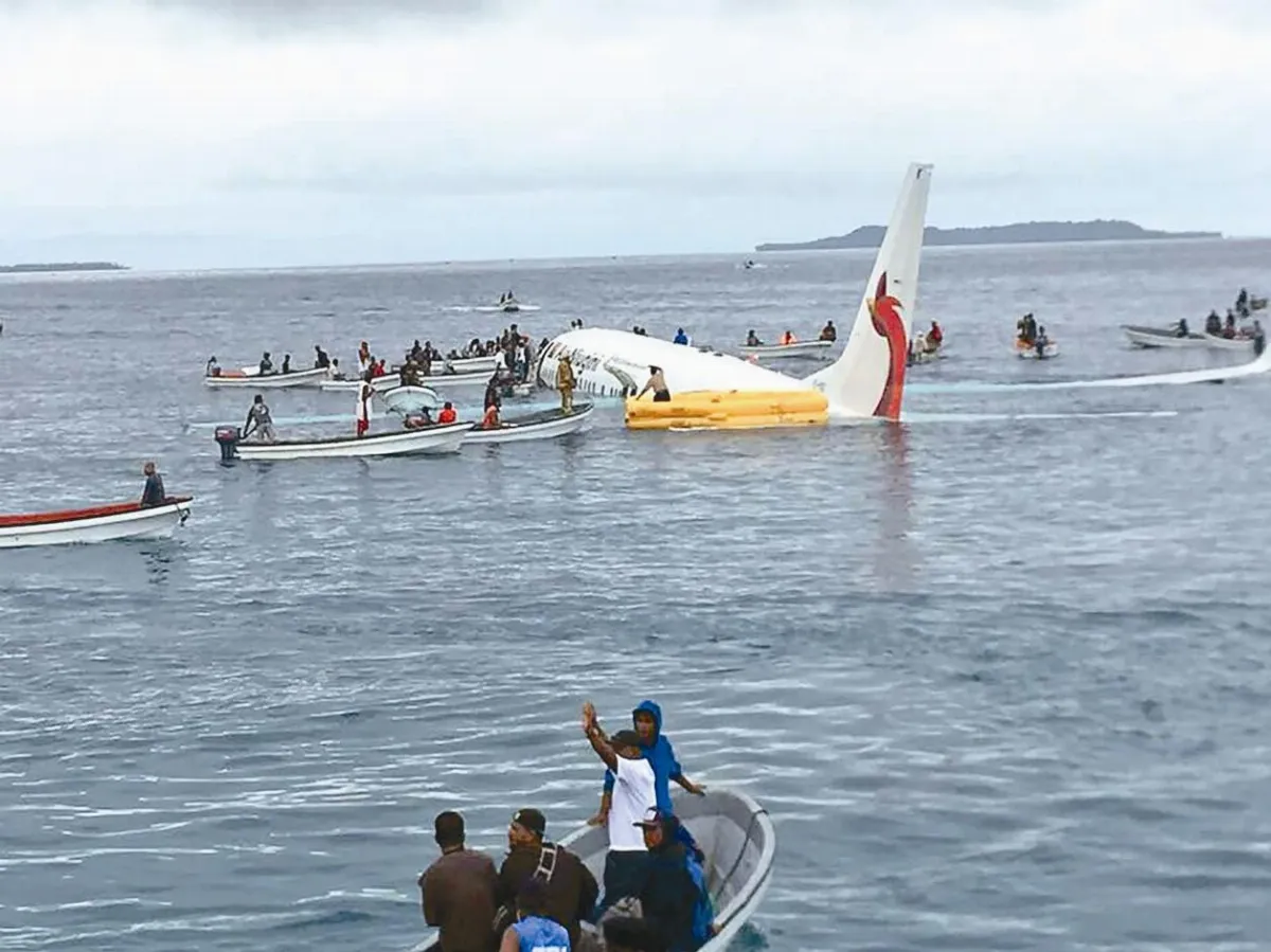 奇蹟！ 客機衝出跑道墜海 47人全獲救