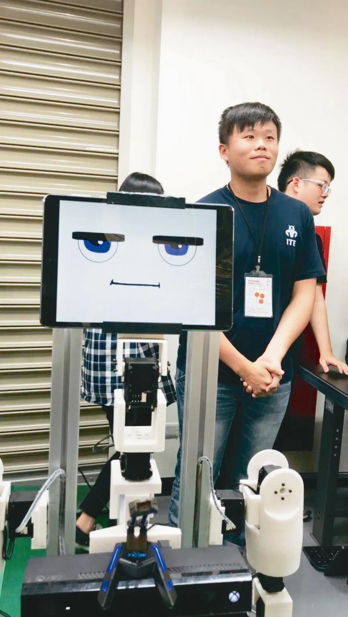 大眼睛、真人語音 機器人競賽有溫度