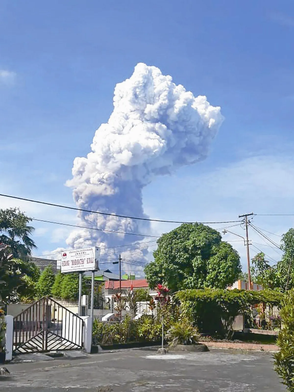 印尼蘇拉威西島禍不單行 火山爆發