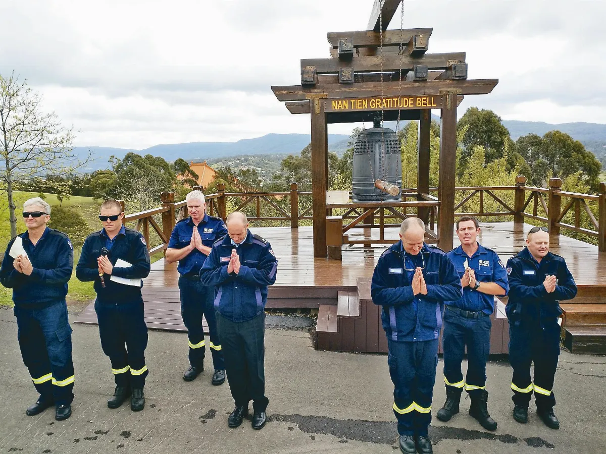 消防員訪南天寺 祈福結緣